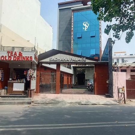 Hotel Sadhana Palace Mathura Bagian luar foto