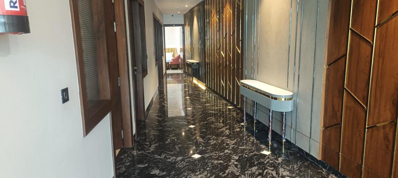 Hotel Sadhana Palace Mathura Bagian luar foto