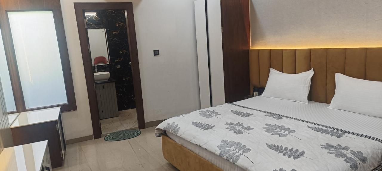 Hotel Sadhana Palace Mathura Bagian luar foto
