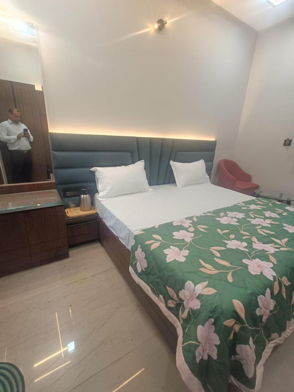 Hotel Sadhana Palace Mathura Bagian luar foto